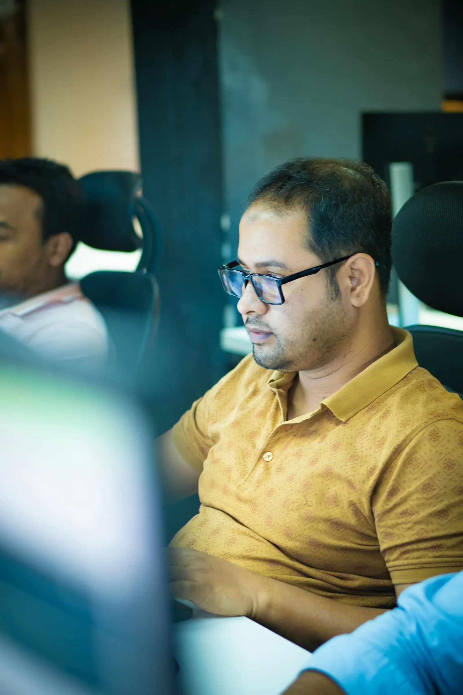 An offshore machine learning engineer in India concentrates on his screen.